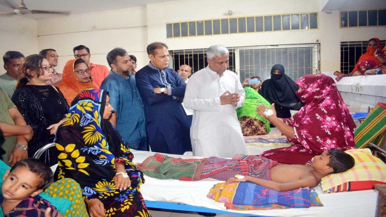 যশোরে অ্যাসিড হামলার শিকার পরিবারের পাশে তারেক রহমান