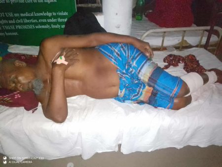 কল্যাণ : মাগুরা সদর হাসপাতালে চিকিৎাসধীন বৃদ্ধ ব্যবসায়ী শৈলকুপার নতুনভুক্ত মালিথিয়া গ্রামের আব্দুল জলিল মোল্যা।