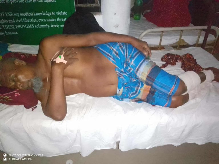 কল্যাণ : মাগুরা সদর হাসপাতালে চিকিৎাসধীন বৃদ্ধ ব্যবসায়ী শৈলকুপার নতুনভুক্ত মালিথিয়া গ্রামের আব্দুল জলিল মোল্যা।