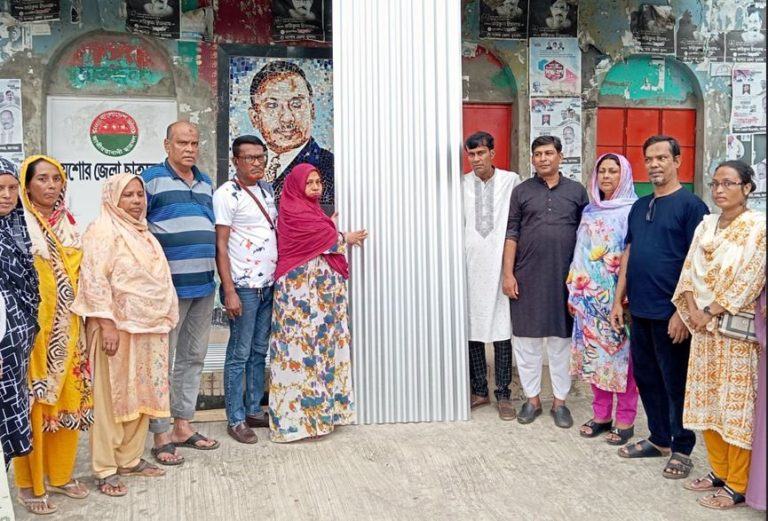 অসহায় নারীকে গৃহ মেরামত সামগ্রী প্রদান যশোর বিএনপির