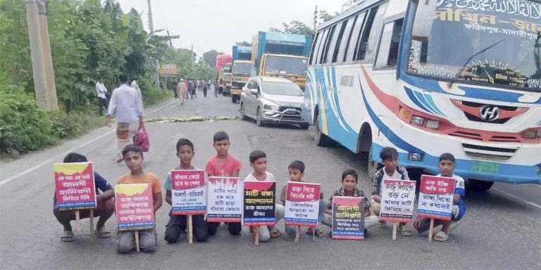 ঢাকার সঙ্গে দক্ষিণবঙ্গের ২১ জেলার সড়ক যোগাযোগ বন্ধ