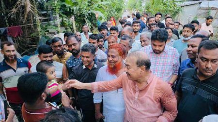 বাগআঁচড়ার বড় কলোনিতে সাবেক সাংসদ মফিকুল হাসান তৃপ্তির গণসংযোগ