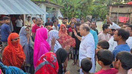 শার্শার গোগায় উঠান বৈঠকে তারেক রহমানের বার্তা পৌছে দিলেন তৃপ্তি কল্যাণ : শার্শা উপজেলার গোগা ইউনিয়নের পাঁচভূলাট বিএনপির উদ্যোগে শুক্রবার উঠান বৈঠক অনুষ্ঠিত হয়