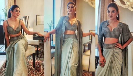 সৌরভ ছড়াচ্ছেন জয়া