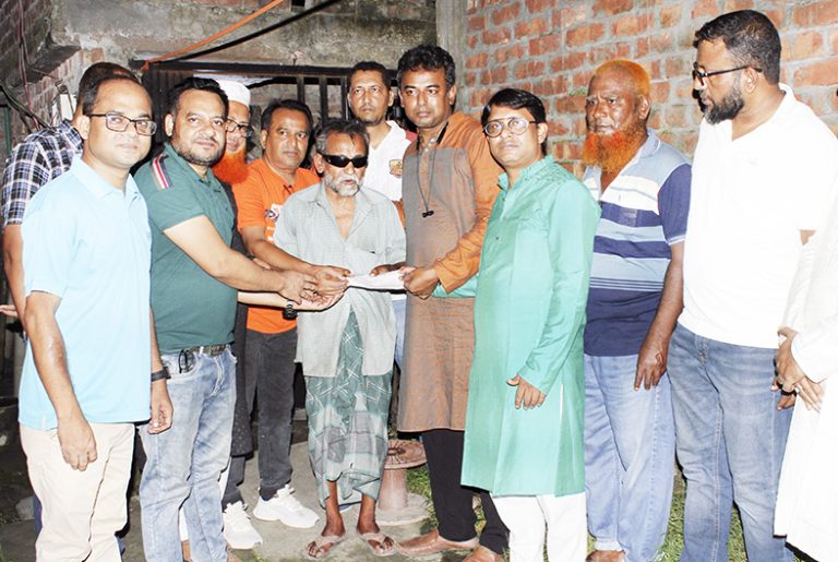 জীবিকা সংগ্রামে রাস্তায় লেবু বিক্রি করা সেই শিক্ষকের পাশে এক্স গ্রামীণ ফোন যশোর টিম