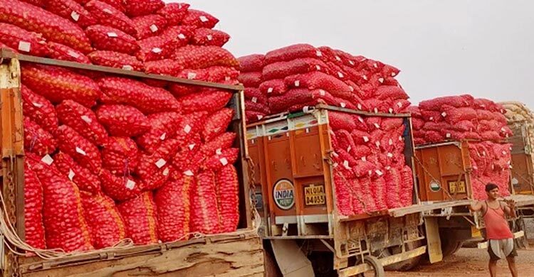 তিন চালানে বেনাপোল দিয়ে দেশে এলো ৬০ টন পেঁয়াজ