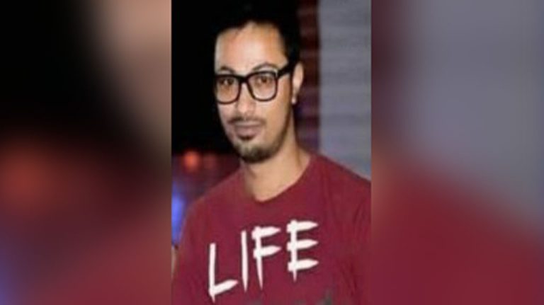 বেনাপোলে সীমান্তে ছাত্রলীগ নেতাকে আটক করে পুলিশে দিল জনতা বেনাপোলে সীমান্তে ছাত্রলীগ নেতাকে আটক করে পুলিশে দিল জনতা