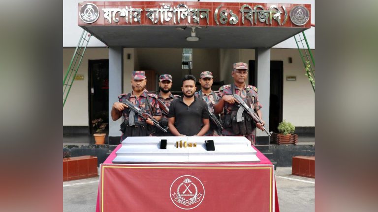 যশোরে কোটি টাকার স্বর্ণের বারসহ যুবক আটক