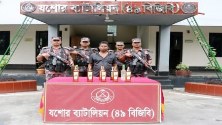যশোরে মদসহ ভারতীয় নাগরিক আটক