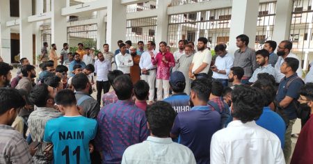 নয় দফা দাবিতে যবিপ্রবি শিক্ষার্থীদের অবস্থান কর্মসূচি, উপাচার্যের আশ্বাসে ফিরল শিক্ষার্থীরা