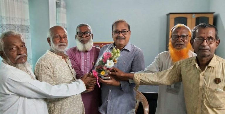 কল্যাণ : বিএনপি’র সাবেক কেন্দ্রীয় দপ্তর সম্পাদক ও সাবেক সংসদ সদস্য মফিকুল হাসান তৃপ্তিকে গতকাল তার বাসভবনে শার্শার মুক্তিযোদ্ধা সংসদ নবনির্বাচিতরা সাক্ষাৎ শেষে ফুলেল শুভেচ্ছা জানান
