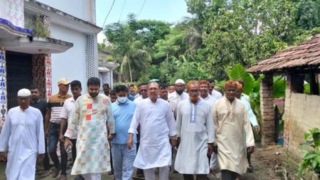 শার্শার সামটা গ্রামে নেতাকর্মীদের খোঁজ নিলেন মফিকুল হাসান তৃপ্তি কল্যাণ : গতকাল শার্শার সামটা গ্রামে নেতাকর্মীদের সঙ্গে নিয়ে বাড়ি বাড়ি গিয়ে গণসংযোগ করেন বিএনপির সাবেক দপ্তর সম্পাদক মফিকুল হাসান তৃপ্তি