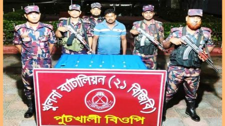 বেনাপোল সীমান্তে দু কোটি টাকার সোনার বারসহ আটক- ১