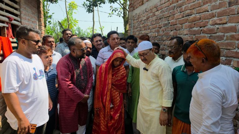 শার্শায় নিহত মাসুম বিল্লাহর বাড়িতে মফিকুল হাসান তৃপ্তি