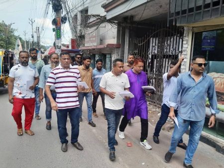 যশোরে ধানের শীষে ভোট চেয়ে যুবদলের লিফলেট বিতরণ 