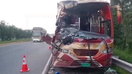 মাদারীপুরে বাস-কাভার্ডভ্যান সংঘর্ষ, নিহত ১