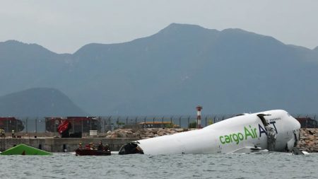 হংকংয়ে রানওয়ে থেকে ছিটকে সাগরে পড়ল বিমান