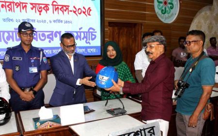 জাতীয় নিরাপদ সড়ক দিবসে যশোরে র্যালি, হেলমেট বিতরণ ও আলোচনা