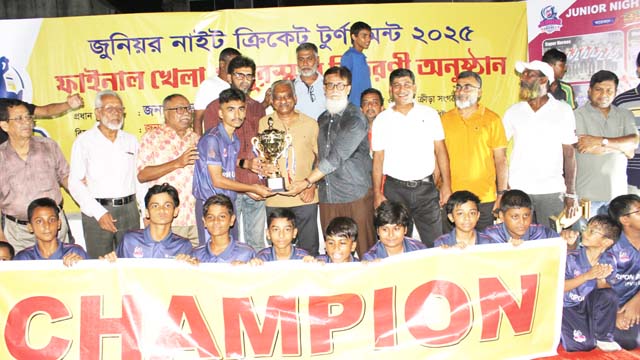 যশোরে জুনিয়র নাইট ক্রিকেট টুর্নামেন্টের চ্যাম্পিয়ন গ্রেট হান্টার