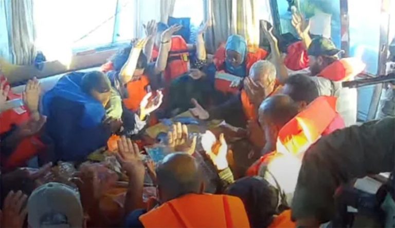 অনশনে অভিযাত্রীরা, বিশ্ববাসীর নজরে ইসরায়েলের নৌ অবরোধ