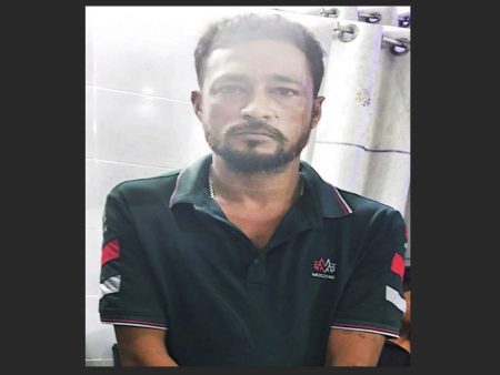 অভয়নগরে অস্ত্রের মহড়া দেওয়া মাদক সিন্ডিকেট প্রধান রুহুল আটক অভয়নগরে অস্ত্রের মহড়া দেওয়া মাদক সিন্ডিকেট প্রধান রুহুল আটক