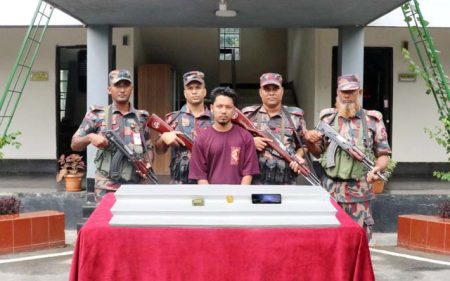 যশোরে স্বর্ণের বারসহ যুবক আটক