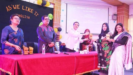 ‘নতুন তারা উজ্জ্বল নক্ষত্র’ শিরোনামে ইংরেজি বিভাগের নবীনবরণ অনুষ্ঠিত