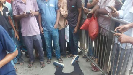 মেট্রোরেলের পিলারের বিয়ারিং প্যাড পড়ে পথচারীর মৃত্যু