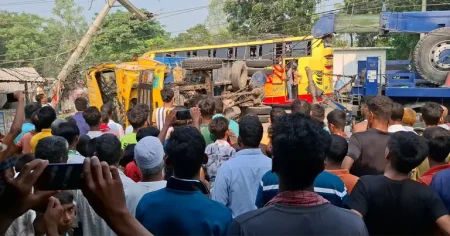 পাবনায় ট্রাকের ধাক্কায় ভ্যানে থাকা দুই শিক্ষার্থীসহ নিহত ৩