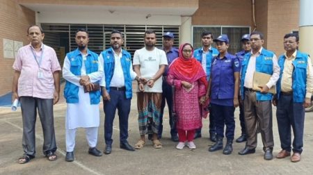 বেনাপোলে আলোচিত রাজস্ব কর্মকর্তা শামীমা আক্তার দুদকের হাতে আটক বেনাপোলে আলোচিত রাজস্ব কর্মকর্তা শামীমা আক্তার দুদকের হাতে আটক