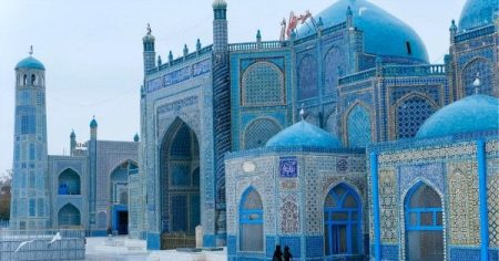 ভয়াবহ ভূমিকম্পে ক্ষতিগ্রস্ত ‘হযরত আলীর মাজার’ খ্যাত নীল মসজিদ