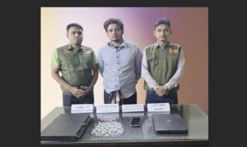 তথ্য পাচার ও ভিওআইপি ব্যবসার অভিযোগে ভারতীয় ৩১৭টি সিম কার্ডসহ ব্যবসায়ী আটক
