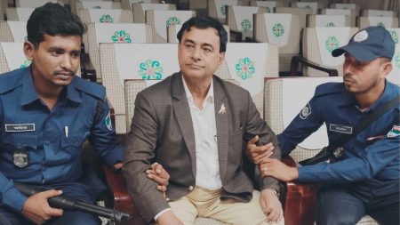 অতিরিক্ত সচিব পরিচয়ে সরকারি সুবিধা গ্রহণ, যশোরে প্রতারক আটক অতিরিক্ত সচিব পরিচয়ে সরকারি সুবিধা গ্রহণ, যশোরে প্রতারক আটক