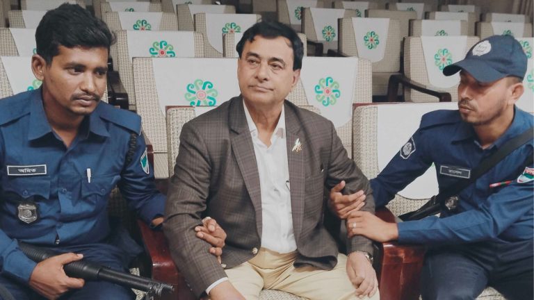 অতিরিক্ত সচিব পরিচয়ে সরকারি সুবিধা গ্রহণ, যশোরে প্রতারক আটক