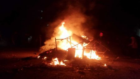 ছাত্রীকে উত্ত্যক্ত করায় স্থানীয়দের সঙ্গে যবিপ্রবি শিক্ষার্থীদের সংঘর্ষ ছাত্রীকে উত্ত্যক্ত করায় স্থানীয়দের সঙ্গে যবিপ্রবি শিক্ষার্থীদের সংঘর্ষ