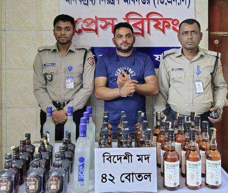 যশোরে ৪২ বোতল বিদেশি মদসহ যুবক আটক