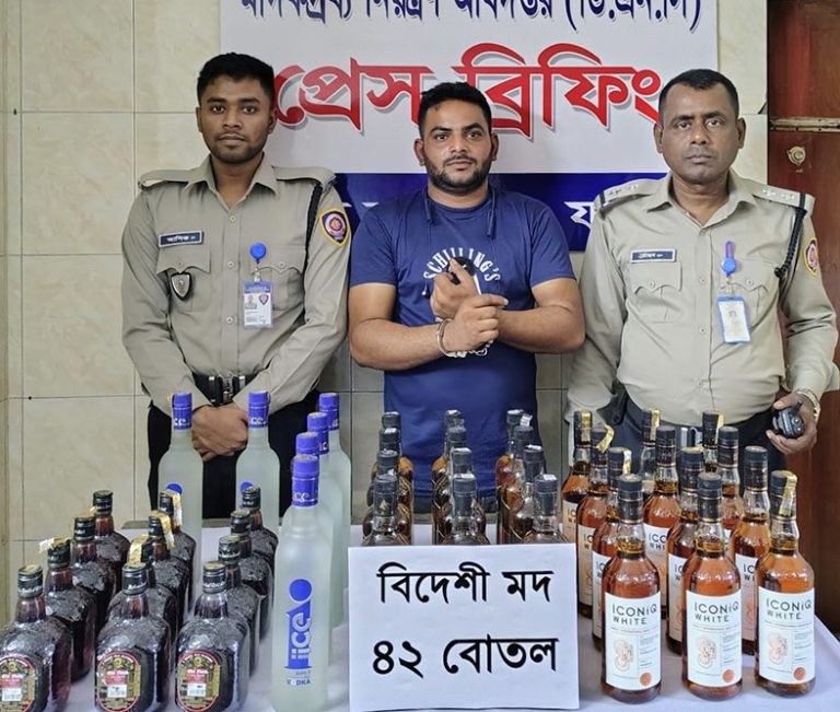 যশোরে ৪২ বোতল বিদেশি মদসহ যুবক আটক যশোরে ৪২ বোতল বিদেশি মদসহ যুবক আটক
