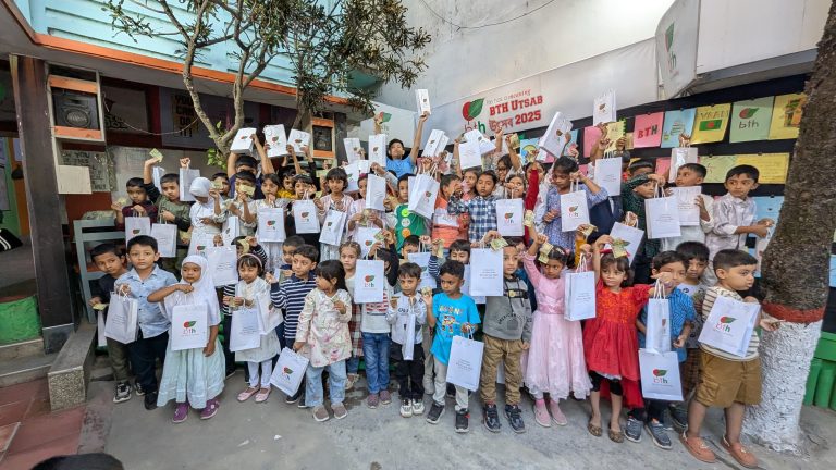 আর্ট এক্সিবিশন ঘিরে সৃষ্টিশীলতায় মুখর ব্রাদার টিটোস হোম প্রদর্শনী জুড়ে ছিল থ্রিডি আর্ট, ক্যালিগ্রাফি, নান্দনিক শৈলীর হাতের লেখাসহ নানা বিষয়বস্তুর ওপর অনবদ্য সব ড্রয়িং। মঙ্গলবার সৃষ্টিশীল এসব শিল্পকর্ম ঘিরে উচ্ছ্বাসে মুখরিত হয়ে উঠেছিল হেমন্তের নরম রোদ্দুরে মাখামাখি পড়ন্ত বিকেল। এদিন যশোর শহরের