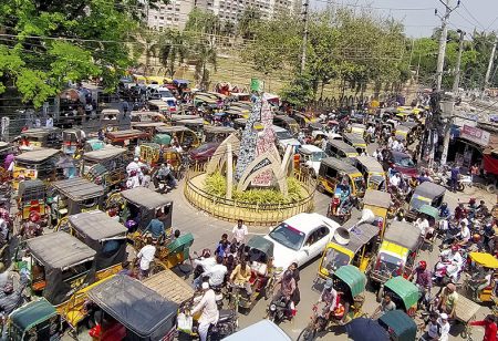 জজ কোর্ট মোড়ে ইজিবাইক-রিকশা পার্কিংয়ে তীব্র যানজট