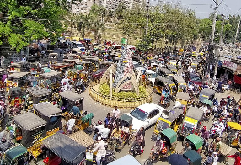 জজ কোর্ট মোড়ে ইজিবাইক-রিকশা পার্কিংয়ে তীব্র যানজট জজ কোর্ট মোড়ে ইজিবাইক-রিকশা পার্কিংয়ে তীব্র যানজট