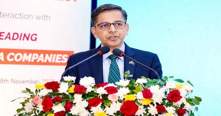 বাংলাদেশকে বিজনেস ভিসা দেওয়া শুরু করেছে ভারত : প্রণয় ভার্মা ভারতীয় হাইকমিশনার প্রণয় ভার্মা জানিয়েছেন, সীমিত মানবসম্পদ ও সক্ষমতার মধ্যেও বাংলাদেশের জন্য ব্যবসায়িক ভিসা ইস্যু করার কার্যক্রম পুনরায় শুরু হয়েছে। জরুরি প্রয়োজনের আবেদনগুলো অগ্রাধিকারভিত্তিতে দ্রুত প্রক্রিয়ায় করা হচ্ছে।