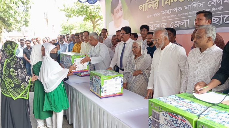 সাবেক মন্ত্রী তরিকুল ইসলামের সপ্তম মৃত্যুবার্ষিকী, ৪০ শিক্ষা প্রতিষ্ঠানে খাবার পানির ফিল্টার বিতরণ স্বেচ্ছাসেবক দলের