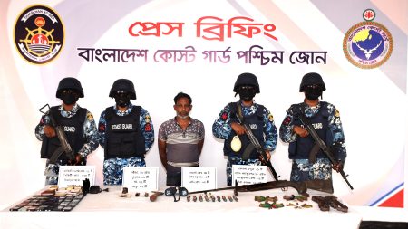 সুন্দরবনে অস্ত্র ও গোলাবারুদসহ ‘দুলাভাই বাহিনীর’ সদস্য আটক সুন্দরবনে অস্ত্র ও গোলাবারুদসহ ‘দুলাভাই বাহিনীর’ সদস্য আটক