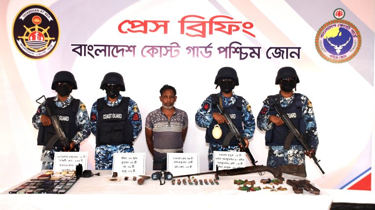 সুন্দরবনে অস্ত্র ও গোলাবারুদসহ ‘দুলাভাই বাহিনীর’ সদস্য আটক সুন্দরবনে অস্ত্র ও গোলাবারুদসহ ‘দুলাভাই বাহিনীর’ সদস্য আটক