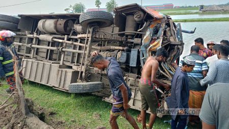 বাগেরহাটে বাস উল্টে নিহত ২