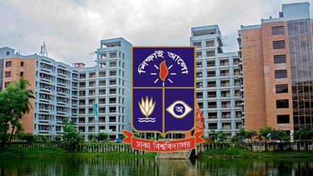 বন্ধ ঘোষণা: হল ছাড়তে শুরু করেছেন ঢাবি শিক্ষার্থীরা