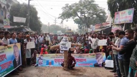 সাতক্ষীরা-৩ ‘গরিবের ডাক্তার’ শহিদুল আলমকে মনোনয়ন না দেয়ায় সড়ক অবরোধ করে বিক্ষোভ ‘গরিবের ডাক্তার’ শহিদুল আলমকে মনোনয়ন না দেয়ায় সড়ক অবরোধ করে বিক্ষোভ