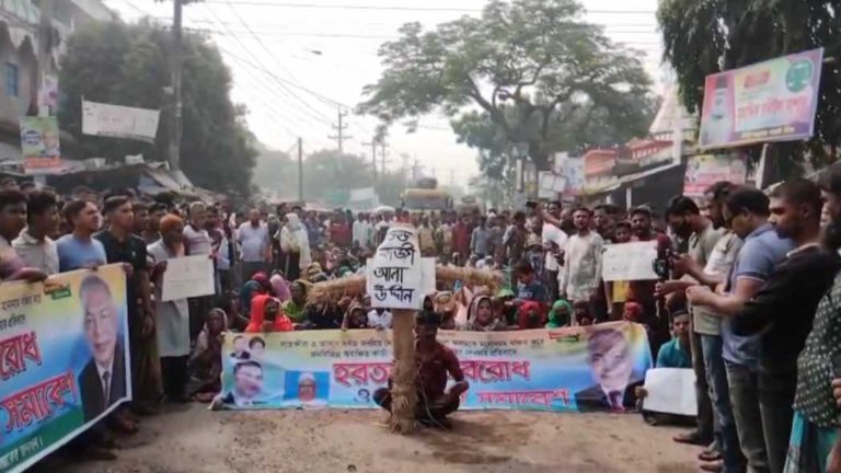 ‘গরিবের ডাক্তার’ শহিদুল আলমকে মনোনয়ন না দেয়ায় সড়ক অবরোধ করে বিক্ষোভ