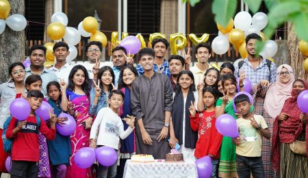 শিশু দিবস ও ইয়াভ ফাউন্ডেশনের চেয়ারম্যানের জন্মবার্ষিকীকে কেন্দ্র করে পথশিশুদের খাবার বিতরণ বিশ্ব শিশু দিবস ও ইয়াভ ফাউন্ডেশনের চেয়ারম্যান রোহিত রায় এর জন্মবার্ষিকীকে কেন্দ্র করে পথশিশুদের নিয়ে আনন্দ উদযাপন ও খাবার বিতরণ করা হয়। বৃহস্পতিবার বিকালে যশোর পৌরপার্কে কেক কেটে জন্মবার্ষিকী উদযাপন শেষে খাবার বিতরণ করা হয়।