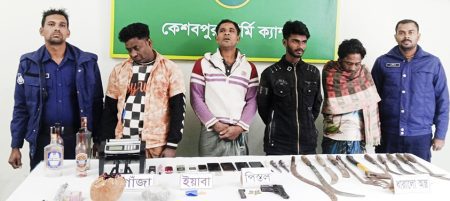 কেশবপুরে যৌথ বাহিনীর অভিযানে বিদেশি পিস্তল-গুলিসহ মাদক ও দেশীয় অস্ত্র উদ্ধার, গ্রেফতার ৪
